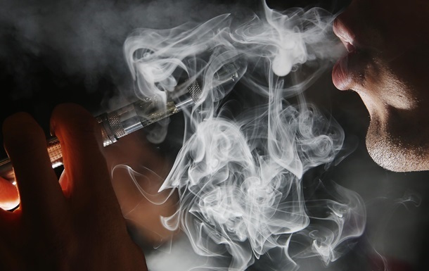 Медики назвали самый вредный вкус электронных сигарет