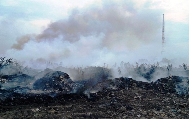 На Днепропетровщине вторые сутки тушат пожар на свалке