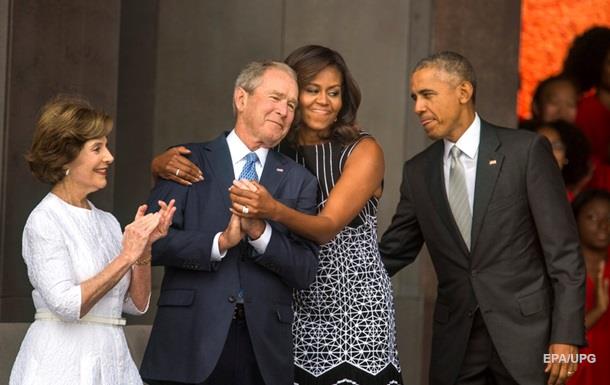 Обама сфотографував американку з Бушем