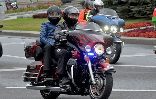Лукашенко пересів на мотоцикл