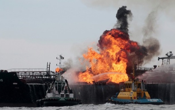 Біля Мексики горить нафтове судно