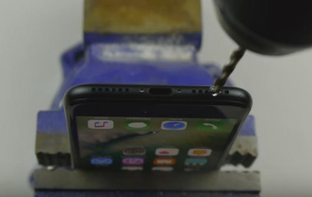 ЗМІ: Власники iPhone7 свердлять дірки для навушників