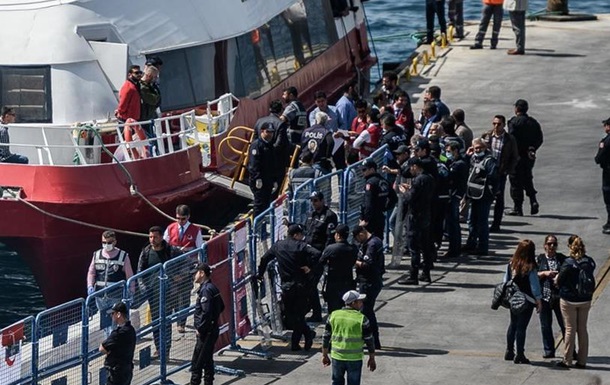 Велику групу мігрантів повернули з Лесбоса до Туреччини