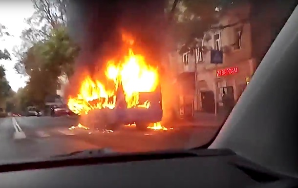 В центре Одессы сгорела маршрутка