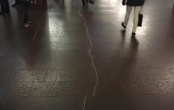 У Києві платформа станції метро тріснула навпіл