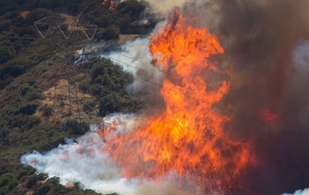 У Каліфорнії лісова пожежа знищила десятки будинків