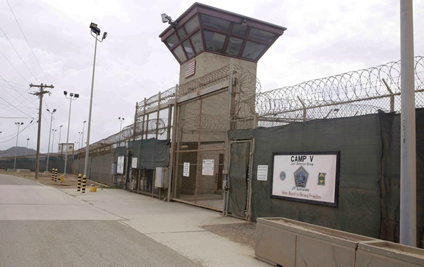 США евакуюють 700 осіб з Гуантанамо