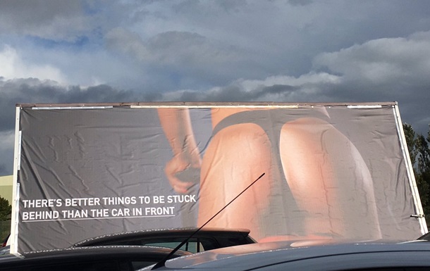  Сексистская  реклама спортзала вызвала споры в сети