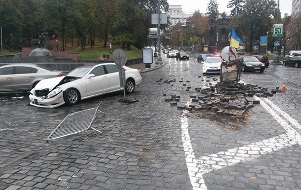 У Києві Mercedes зніс пам ятник героєві Євромайдану