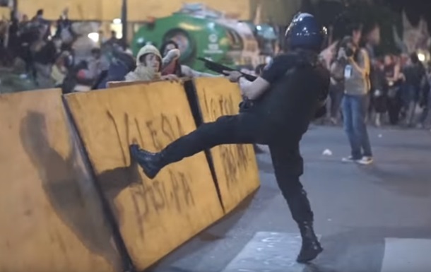 В Аргентине полиция жестко разогнала митингующих