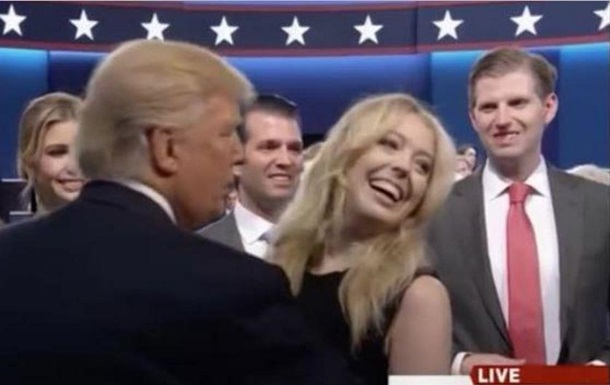 Дочь Трампа увернулась от его поцелуя