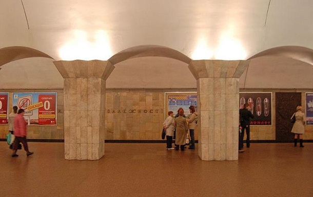 У метро Києва зупиняли поїзди через людину на колії