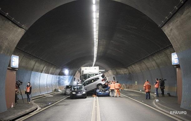 У швейцарському тунелі зіткнулися шість авто, є жертви
