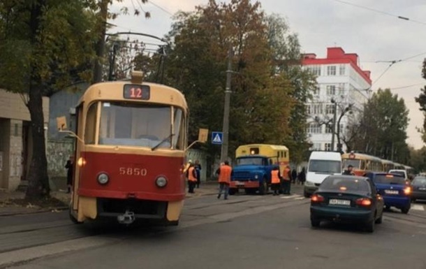 В Киеве трамвай сошел с рельсов и врезался в столб