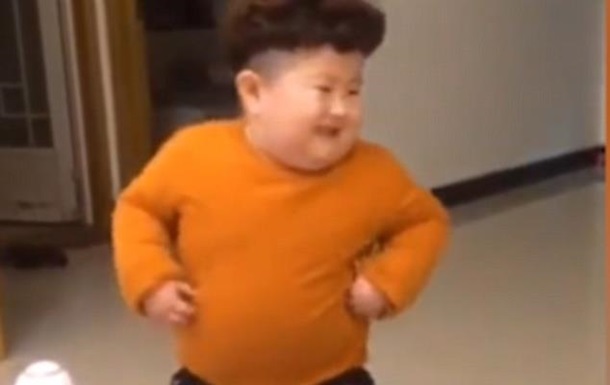 Малюк, що танцює, став   міні-Кім Чен Ином  у мережі