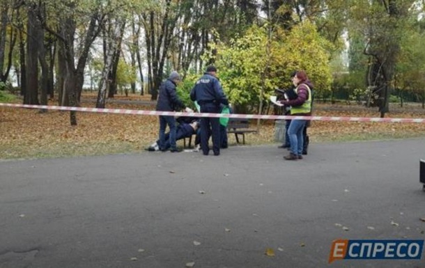 У парку Києва знайшли пенсіонера, який засадив собі ножа в серце