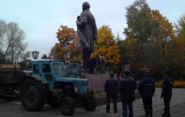 В Украине снесли последний памятник Ленину – СМИ