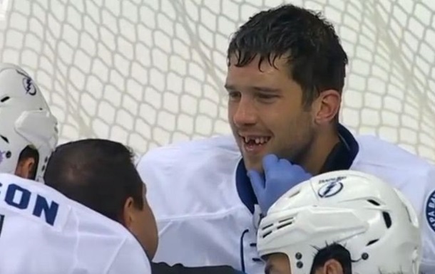 НХЛ. Воротар Тампи Бей втратив два зуба після кидка суперника
