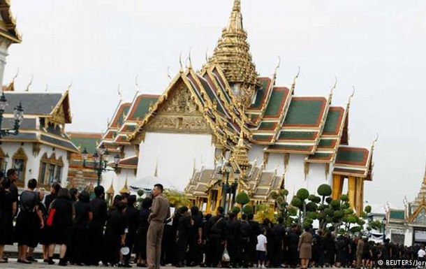 Десятки тисяч таїландців віддають останню шану померлому королю