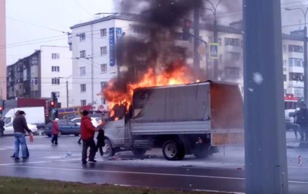 В Харькове посреди дороги загорелась Газель