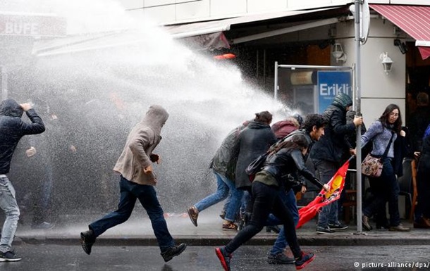 Поліція Стамбула застосувала сльозогінний газ проти незгідних з арештами 