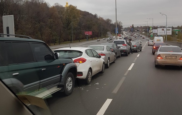 В Киеве произошло ДТП с участием 12 автомобилей
