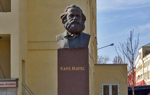Фабрика Порошенко не хочет сносить памятник Марксу