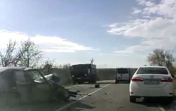 У Криму авто зіткнулися лоб в лоб, п ятеро дітей постраждали