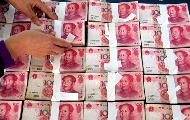 Китайский юань обвалился до минимума за восемь лет
