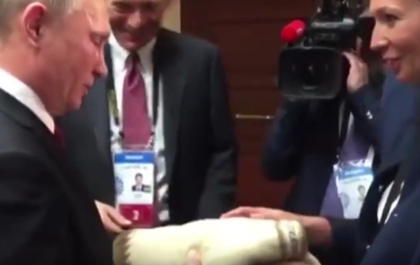 Появилось видео передачи Путину перуанского свитера