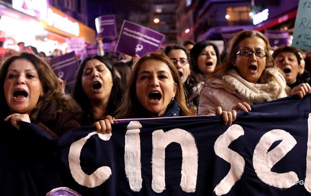 В Турции тысячи людей вышли на митинг против  закона для насильников 
