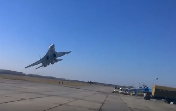Опубліковано відео небезпечного маневру українського Су-27 над головами людей