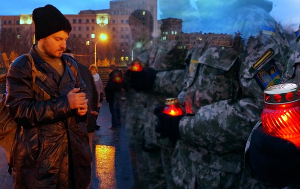 Харків яни вшанували пам ять жертв Голодомору виклавши хрест зі свічок. 