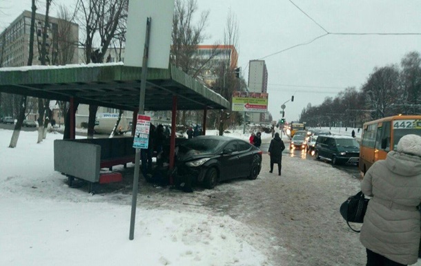 У Києві через ожеледицю авто врізалося в зупинку