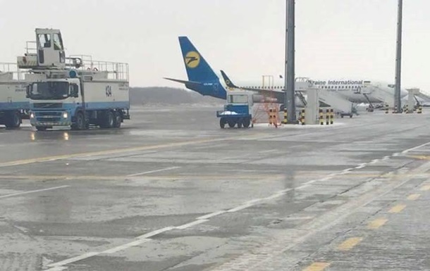 Негода закрила аеропорти Києва