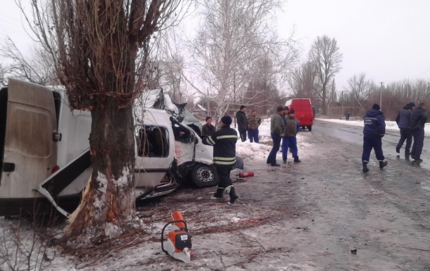 На Луганщине маршрутка врезалась в дерево, десять пострадавших