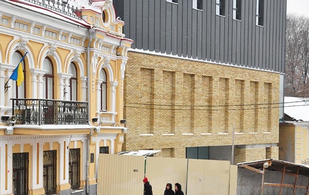 Реконструкція театру на Подолі: чи було порушення закону?