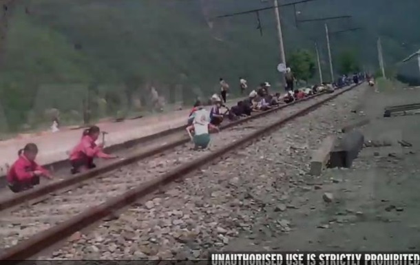 В КНДР дети ремонтируют железную дорогу - СМИ