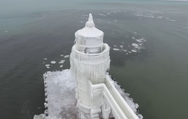 Замерзший маяк на острове Мичиган удивил Сеть