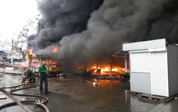 Пожар на рынке возле станции метро Лесная потушен