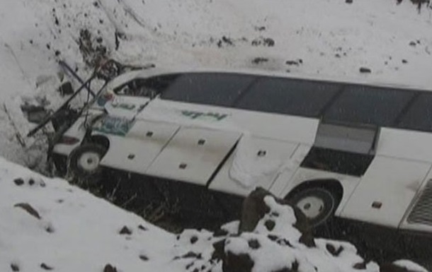 В Турции автобус на скорости упал в пропасть