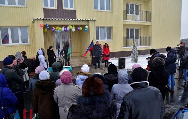 Жители Дебальцево, потерявшие жилье в ходе боев, получили ключи от новых квартир