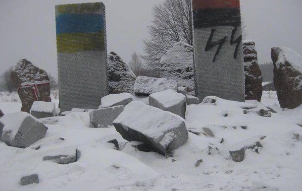 Националисты взорвали на Львовщине памятник убитым в Гуте Пеняцкой (фото, видео)