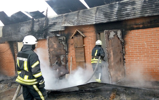 Под Киевом три часа тушили горящую пилораму