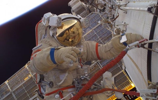 Космонавты РФ не могут выйти в космос из-за потери скафандра