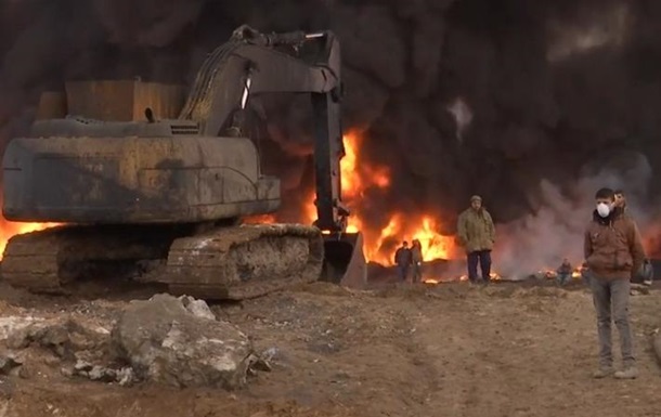 Боевики ИГИЛ жгут резервуары с нефтью под Мосулом