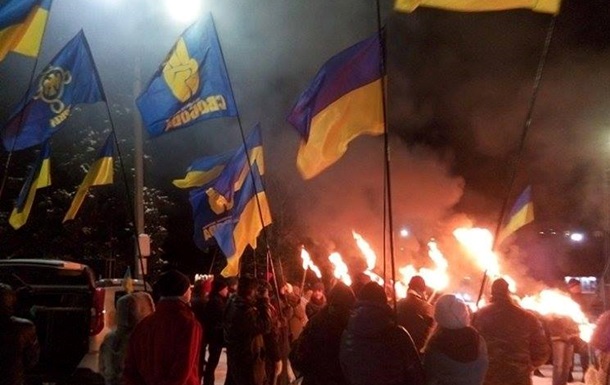 В Славянске на факельном шествии подорвали взрывпакет