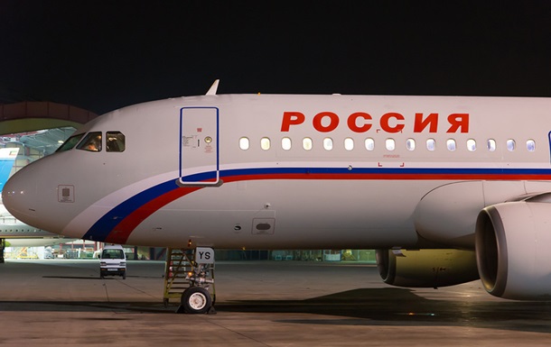 Російський літак з Криму екстрено сів через тріснуте скло