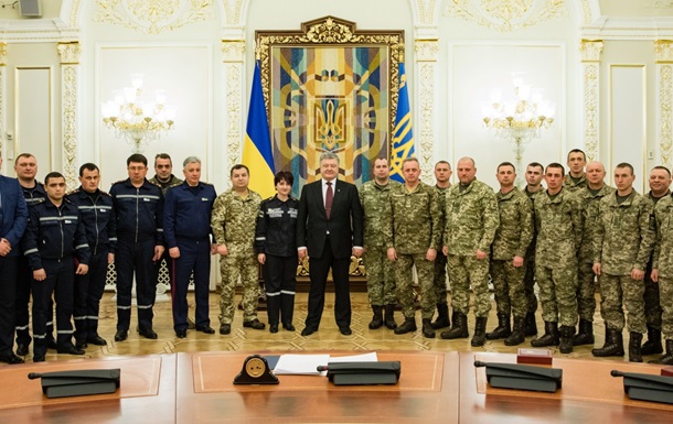 Порошенко нагородив бійців ЗСУ і співробітників ДСНС за Авдіївку