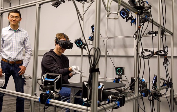 Цукерберг показав прототип рукавичок віртуальної реальності